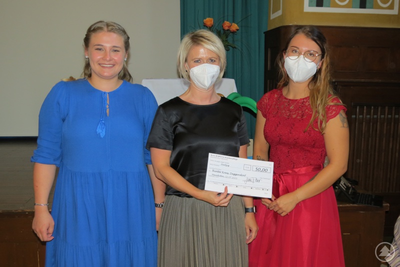 Klassensprecherinnen Jana Piller (li.) und Lisa-Marie Stiglmeier (re.) überreichen eine Spende für den Verein „Bunter Kreis Deggendorf“ an Nicole Herrmann, Pflegepädagogin (Mitte)