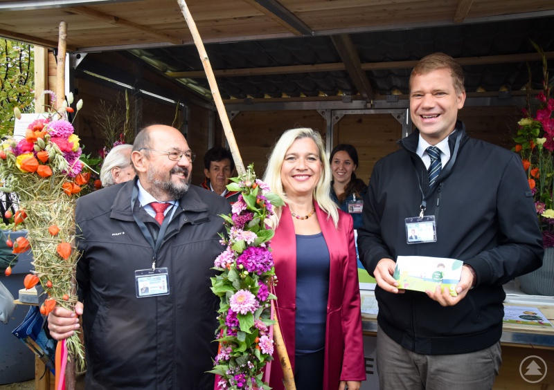 Mit dem Kauf der ersten Dauerkarten von Freyungs Bürgermeister Dr. Olaf Heinrich (rechts) und Gerhard Zäh, Vorsitzender der Gesellschafterversammlung der Bayerischen Landesgartenschau (links), startete der Vorverkauf der Dauerkarten. Staatsministerin Melanie Huml bezeichnete sich als Fan der Landesgartenschauen.
