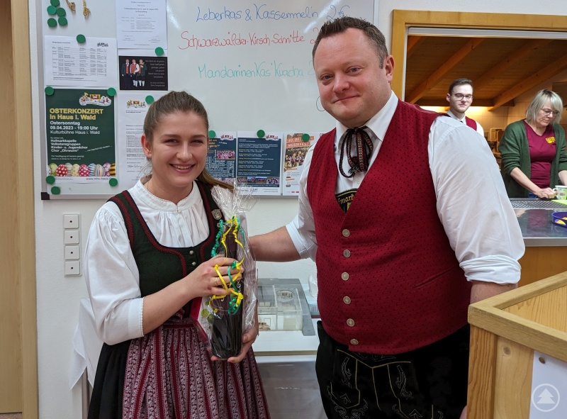 Stefan Behringer dankte Sofia Eggersdorfer für ihren Einsatz in der Kindervolkstanzgruppe.