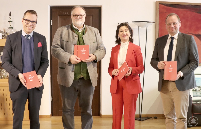 Aus erster Hand informierten EW-Vorsitzende Rosemarie Weber und Intendant Dr. Carsten Gerhard (von links) Oberbürgermeister Jürgen Dupper und den Kulturreferenten Dr. Bernhard Forster über das Programm 2023.