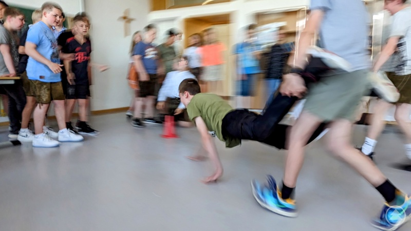 Beim Schubkarrenrennen wurden auf dem Parcours Bestzeiten gelaufen.