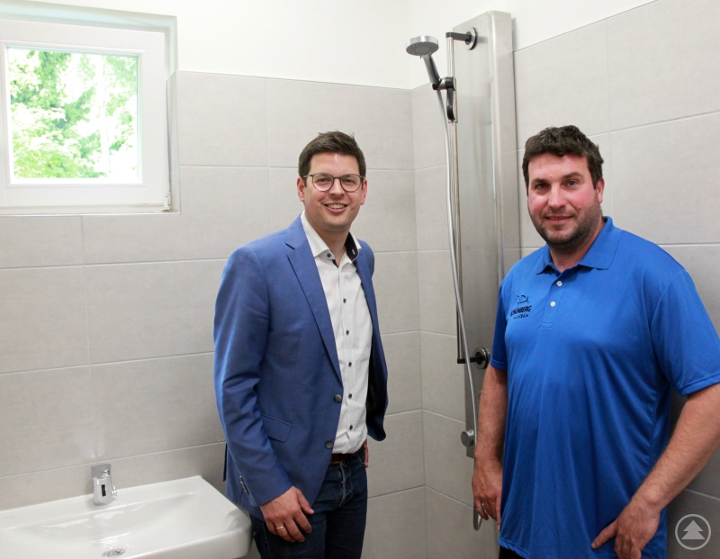 Bürgermeister Martin Pichler und Bademeister Daniel Peschl freuen sich, dass die Duschräume jetzt auf modernem Stand sind und das Nasse Vergnügen von Rutsche und Becken abrunden.