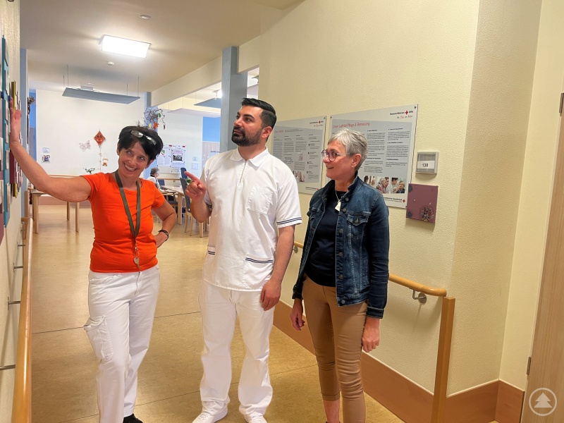 Einsatzbesprechung mit Einrichtungsleiterin Daniela Angerer (r.) und Beschäftigungsassistentin Simone Heurich (l).