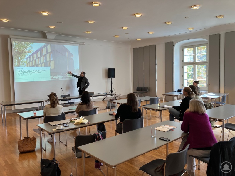 Unter welchen Bedingungen werden eigentlich die Produkte aus dem Globalen Süden produziert, die regelmäßig und in teils großen Mengen durch die öffentliche Verwaltung und andere Institutionen eingekauft werden? Geht uns das etwas an und können wir darauf Einfluss nehmen? – Mit diesen Fragen beschäftigten sich die Teilnehmenden aus den drei Landkreisen und der Stadt Passau beim Fachtag Faire und nachhaltige Beschaffung.