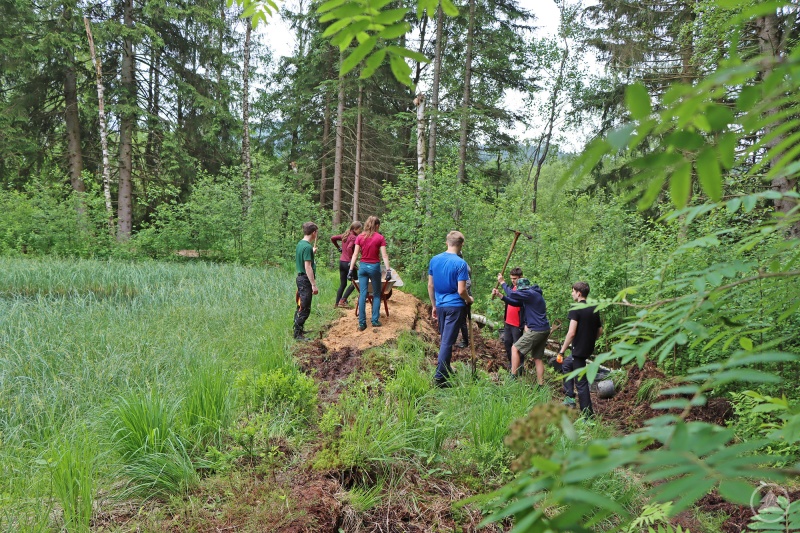 Um den Damm wieder luftdicht zu verschließen halfen viele Schülerinnen und Schüler mit.