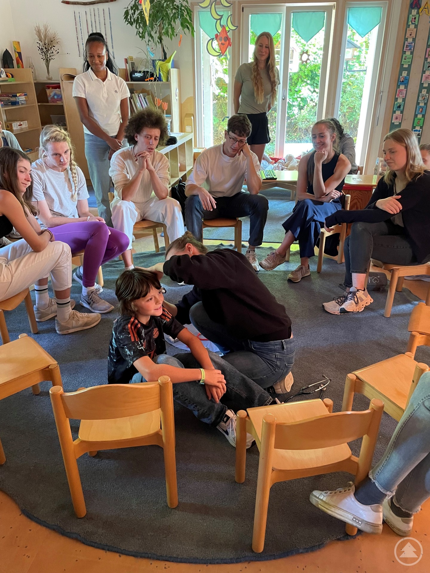 Bild 2: Die angehenden Medizinerinnen und Mediziner beim Untersuchen der Kinder.