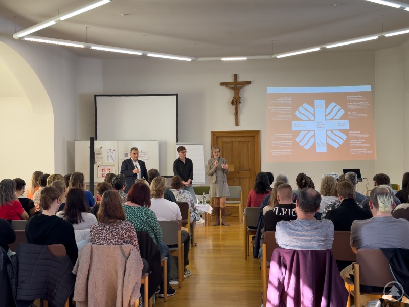 Miteinander Caritas leben. V.re. Caritasdirektorin Mag.a (FH) Andrea Anderlik, MSc, Diakon Konrad Niederländer und Fachreferent Fritz Müller zusammen mit den neuen Mitarbeiter:innen der Caritas. Einführungstag.jpg