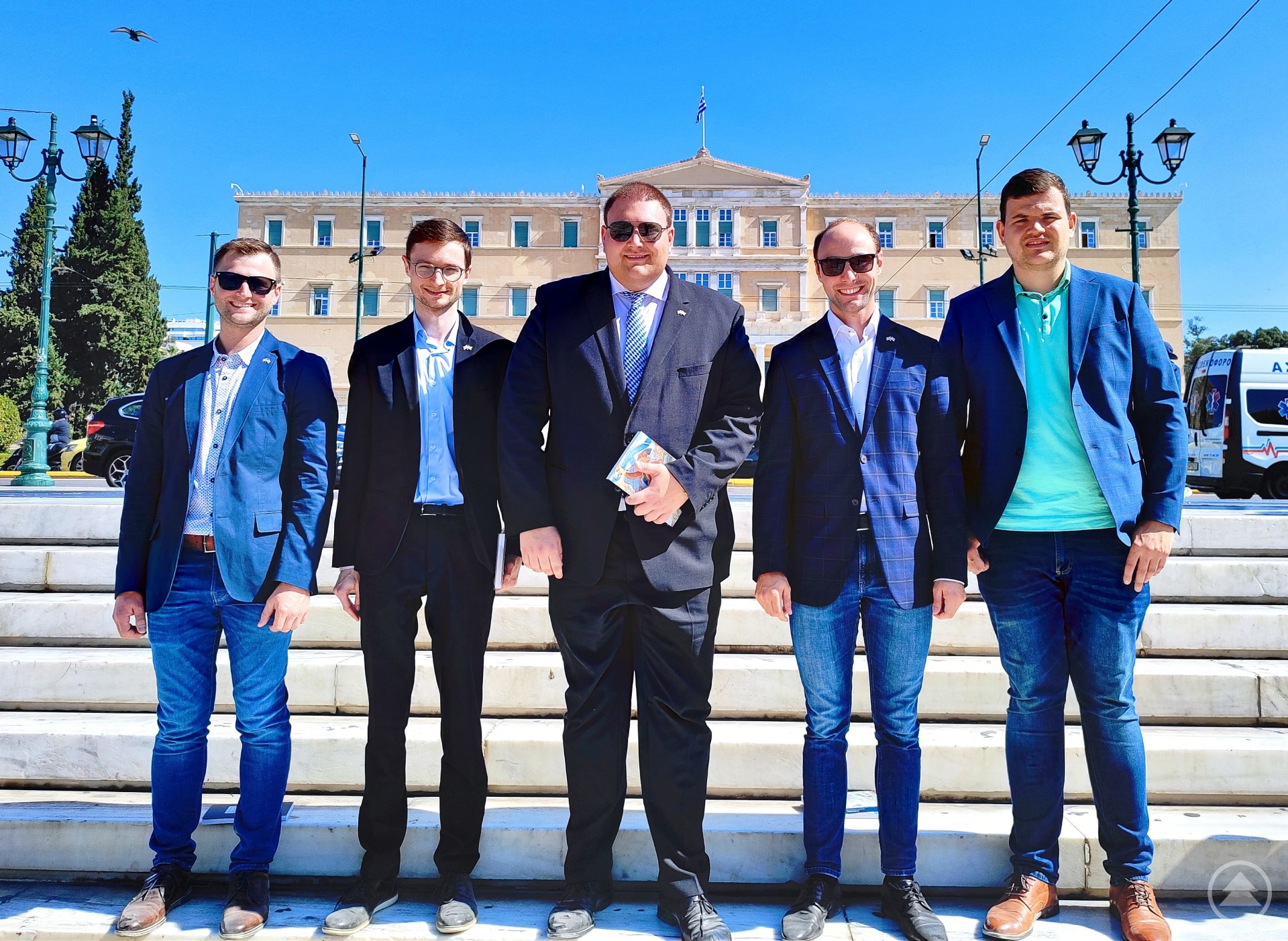 Die Delegation der Jungen Union Freyung-Grafenau vor dem Griechischen Parlamentsgebäude am Athener Syntagma-Platz: (v. li. n. re.) Johannes Kainz, Sebastian Graup, Kreisvorsitzender Christoph Weishäupl, Dr.-Ing. Sebastian Weber und Martin Höppler.