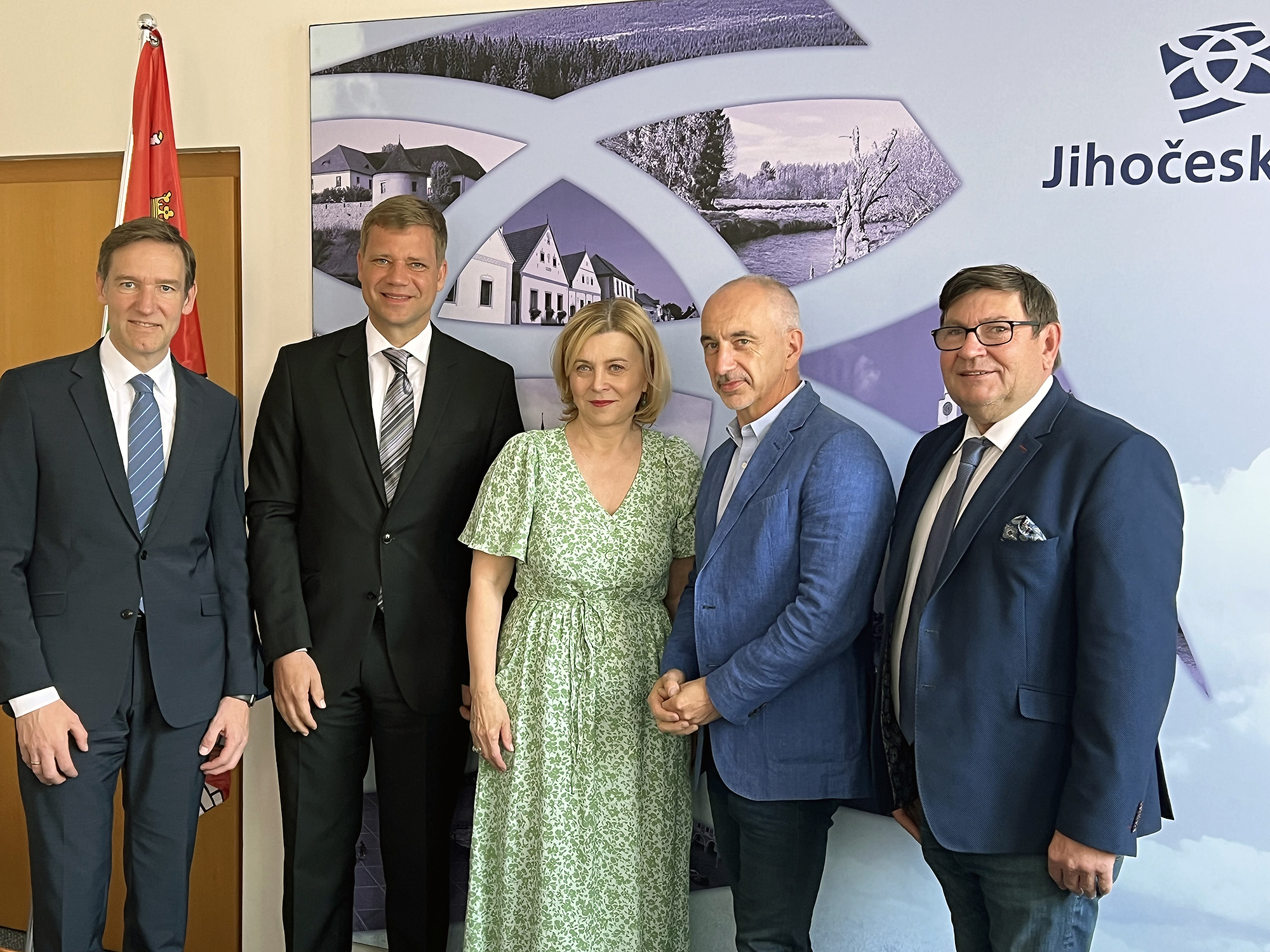Archiv Bezirk Niederbayern; v. l. Regierungspräsident Rainer Haselbeck, Bezirkstagspräsident Dr. Olaf Heinrich, Generalkonsulin Dr. Ivana Červenková, Kreishauptmann Dr. Martin Kuba und Pavel Hroch