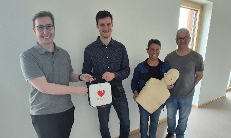 Zwei neue Defibrillatoren-Standorte in Landkreis-Liegenschaften –  „Das kann Leben retten“
