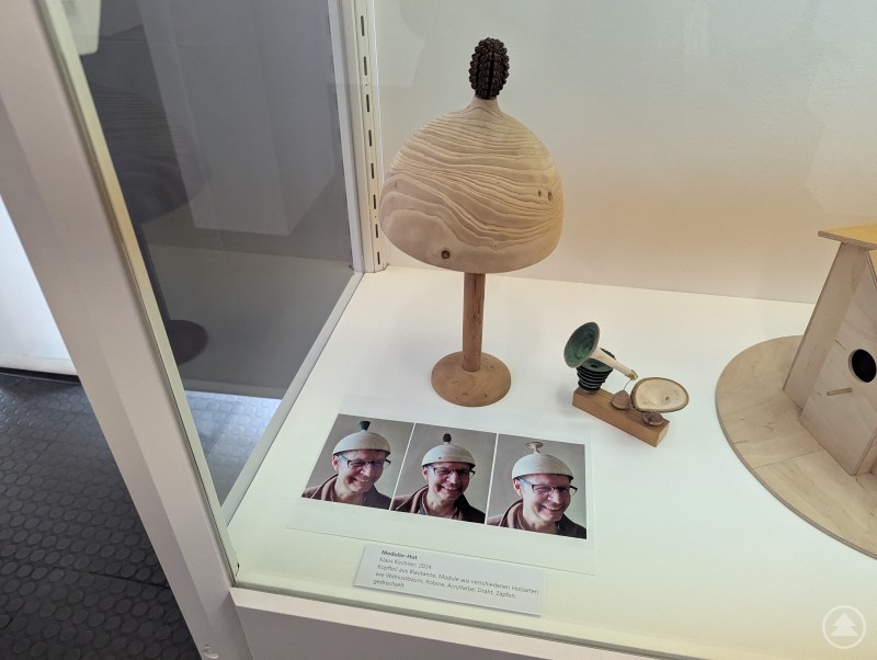 Der Modular-Hut von Klaus Kirchner besteht u. a. aus verschiedenen Holzarten, Draht und einem Zapfen Hut aus Holz von Klaus Kirchner