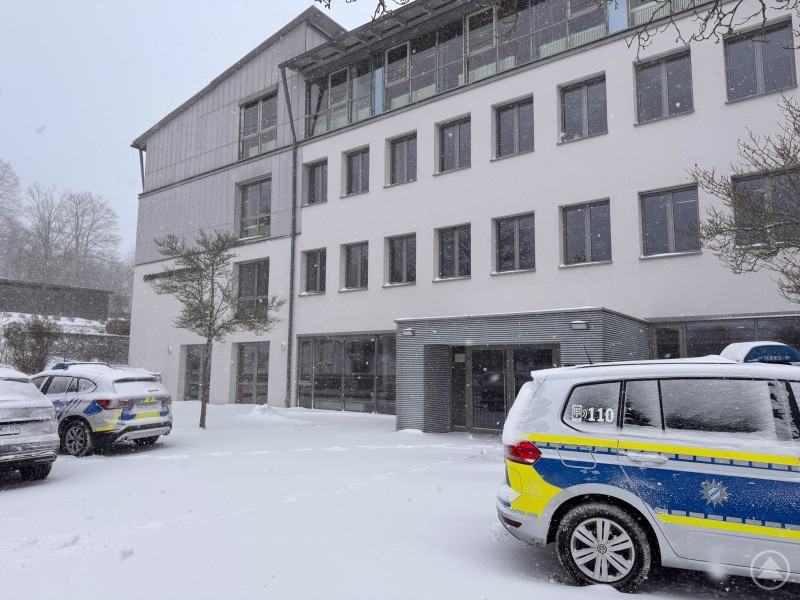 Polizeifahrzeuge vor dem Gymnasium Freyung während der Großübung. Realistische Trainingsszenarien in den Fluren des Gymnasiums Freyung.