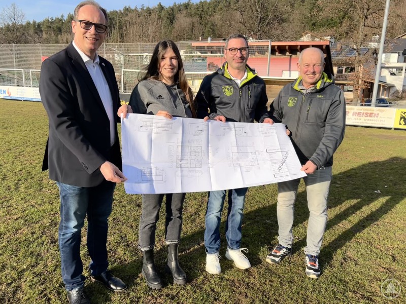 Auffällig ist, dass die Förderung im Text noch nicht als endgültig beschlossen dargestellt wird, sondern als Aussicht bzw. Hoffnung. Das sollte im Bericht vorsichtig formuliert bleiben. MdL Martin Behringer (v.l.), Kassiererin Rebecca Lüftl, 2. Vorstand Tobias Roll und 1. Vorstand Reinhold Moser, haben einen Plan von dem, was entstehen soll. Mit FW-Fraktionsreserve könnte der lange gehegte Traum vom Vereinsheim endlich in Erfüllung gehen.
