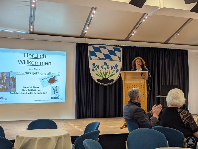 Rita Ordon begr&uuml;&szlig;t G&auml;ste beim VdK-Aktionstag im B&uuml;rgerspital Plattling