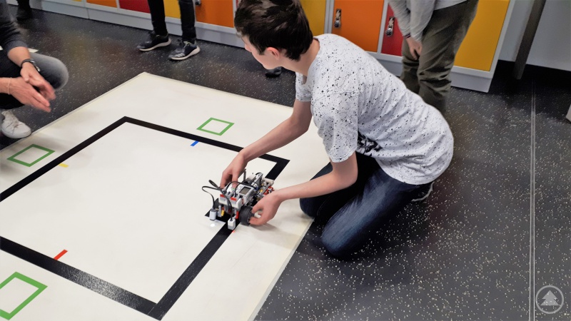 David Schreiner mit seinem selbst programmierten Roboter am Start beim Geschicklichkeitsparcours.