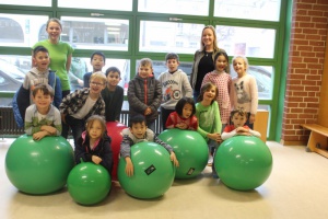 Neue Fit-Bälle für den Städtischen Kinderhort