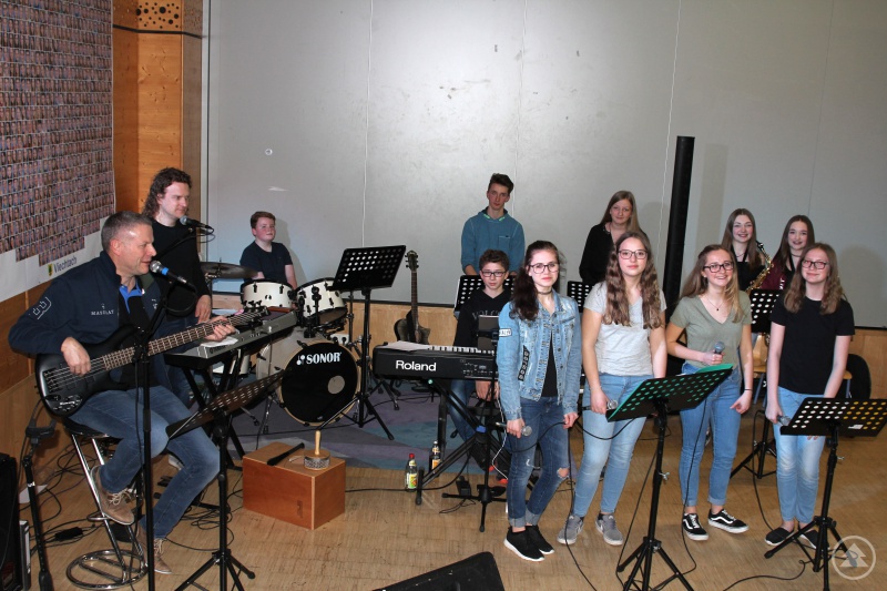 Die Realschulband Viechtach, mit Schulleiter Stefan Spindler und Lehrer Reiner Hartl.