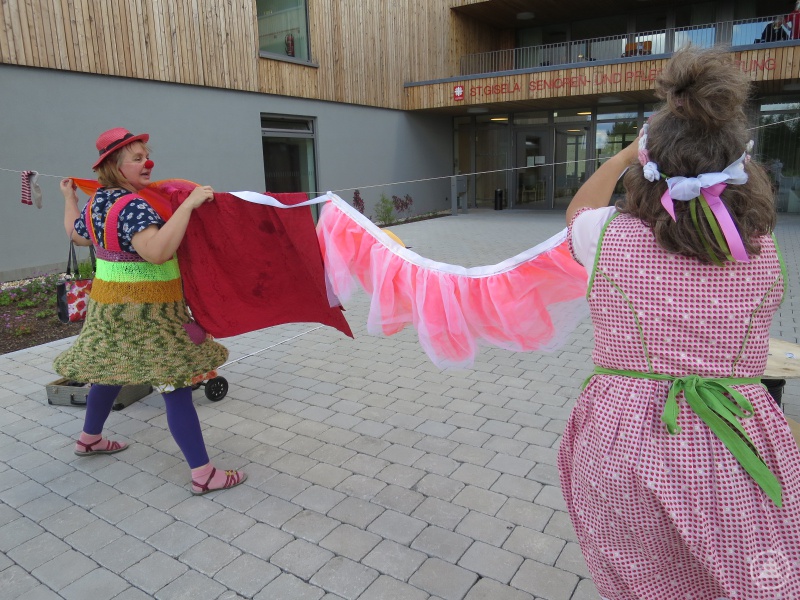Die „KlinikClowns“ machten ihre Späße vor dem Eingang von St. Gisela. Mira Neumeier, alias „Rosi Sauerkräuter“ (li.), und Renate Neckermann, alias „Rosmarie Sprudel“ zauberten den Senioren/innen ein Lächeln ins Gesicht.