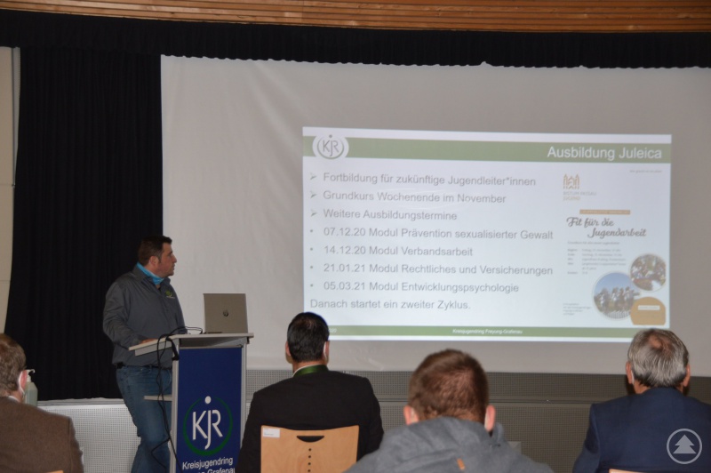 Geschäftsführer Tim Weidinger erläutert die Planung für das nächste Jahr im Bereich Jugendleiter-Ausbildung.