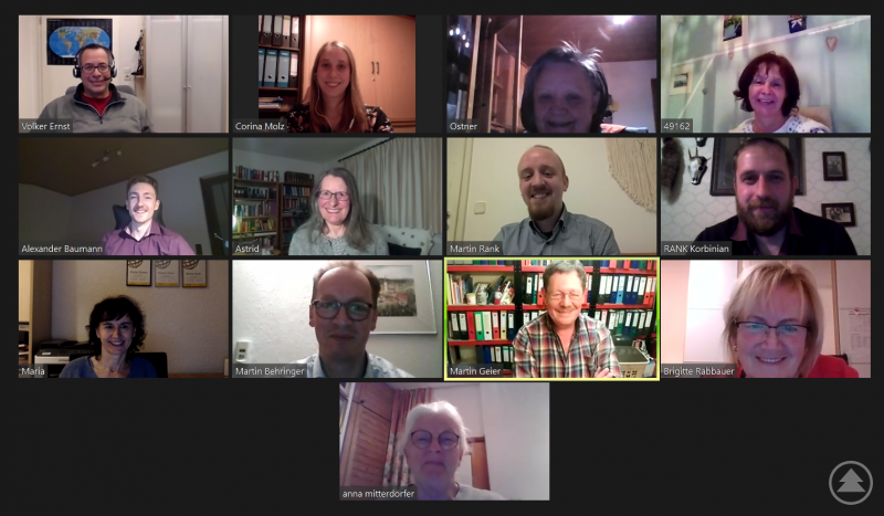 Das Seniorennetzwerk der ILE Ilzer Land mit seinen federführenden Bürgermeistern Martin Geier (3. Reihe 3.v.r.) sowie Martin Behringer (3. Reihe 2.v.r.), der ILE-Geschäftsleiterin Corina Molz (1. Reihe 2.v.l.) und der Seniorenbeauftragten des Landkreises Freyung-Grafenau Anna Mitterdorfer (4. Reihe) freut sich sehr, dass sich bereits sechs IT-Paten aus Saldenburg, Thurmansbang, Grafenau und Innernzell gemeldet haben. Weitere IT-Paten sind jederzeit willkommen.