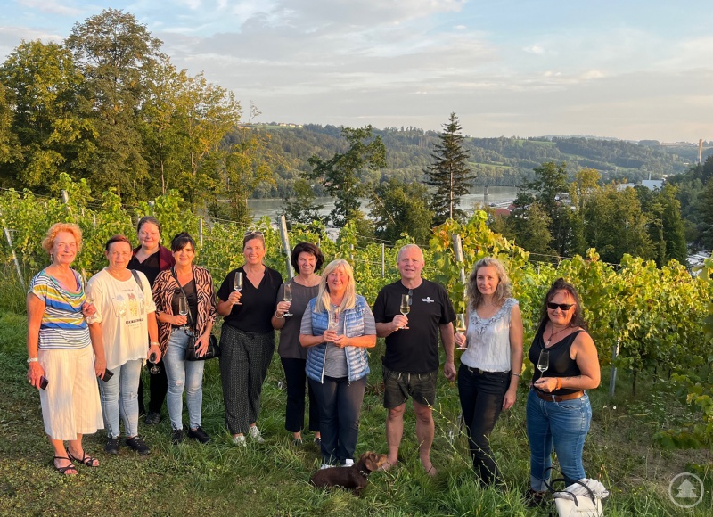 Die wild&weiblich-Unternehmerinnen und ihre Vereinsvorsitzende Roswitha Prasser (4.v.r.) ließen sich von Hubert Weizenberger bei einem Glas Secco durch seinen erst fünf Jahre jungen Weinberg hoch über der Donau führen.