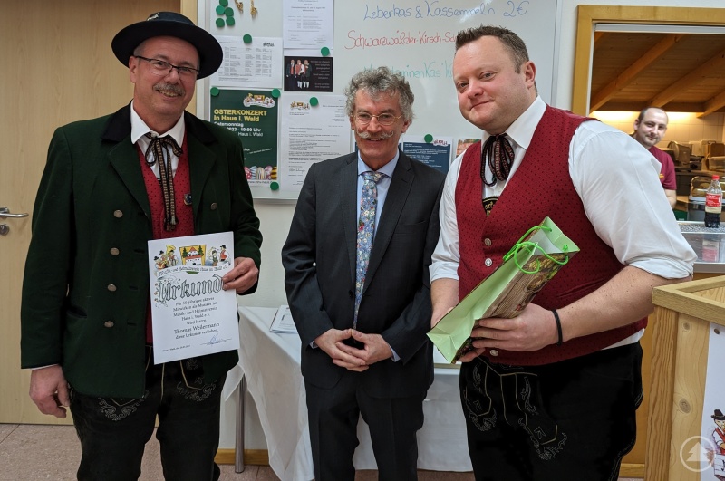 1. Vorstand Stefan Behringer (r.) und 3. Bürgermeister der Stadt Grafenau Wolfgang Kunz (m.) dankten Thomas Weilermann (l.) für sein 50-jähriges Engagement als Musiker beim MHV.