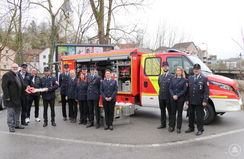 Oberbürgermeister Jürgen Dupper (links) übergibt symbolisch den Schlüssel für das neue KLF Pumpe an Zugführer Martin Gahr (4. von links) im Beisein des stellvertretenden Vorsitzenden Manfred Nowak (rechts) sowie der Kameradinnen und Kameraden vom Löschzug Ilzstadt. Darüber freuen sich auch Stadtbrandrat Andreas Dittlmann (2. von links) und Ordnungsamtsleiter Erik Linseisen (3. von links).