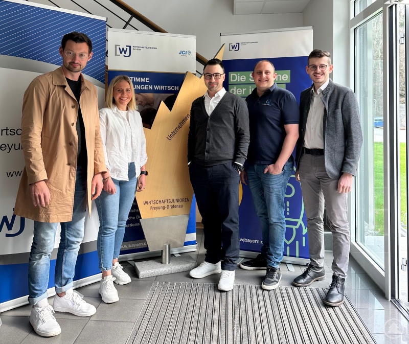 v.l. Rainer Jungwirth, Verena Ambros, Fabian Schremmer, Andreas Bildl, Max Schraml und in der Mitte der Preis.