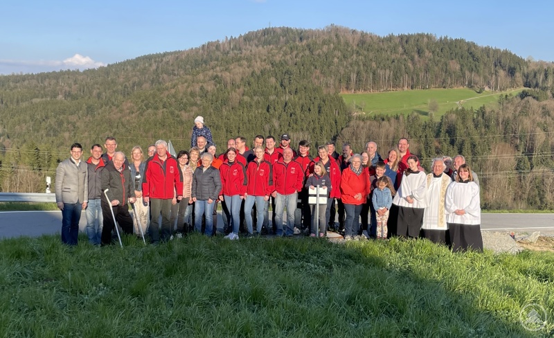 Die Bürger haben Versorgungssicherheit und die Feuerwehr Zugriff auf wichtiges „Rettungszubehör“. Zusammen mit Pfarrer Michael Bauer wurde der Segen für das Leitungswerk samt Zisterne erbeten und der Abschluss gefeiert. Foto: Markt Schönberg