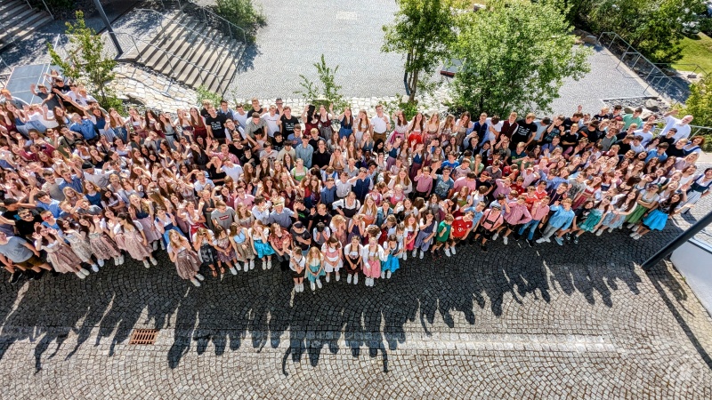 Fast alle Grafenauer Realschüler und Lehrkräfte erschienen am traditionellen Brauchtumstag in Tracht.