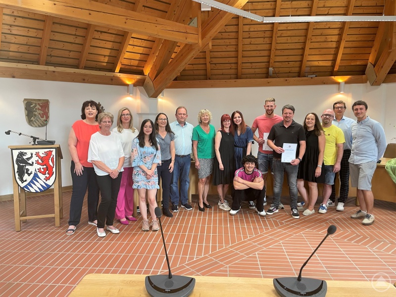 Stellvertretende Landrätin Hilde Greiner (7. v. l.), Neureichenaus Bürgermeisterin Kristina Urmann (5. v. l.) Freedom-Einrichtungsleiter Dr. Volker Barth (6. v. l.), Assistent der Einrichtungsleitung Andreas Meisinger (rechts) und Regionalmanager Stefan Schuster (2. v. r.) mit Unternehmens- und Schulvertretern, die „Wir schaffen Chancen“ bereits unterstützen und für ihr Engagement mit einer Urkunde ausgezeichnet wurden. Foto: Freedom