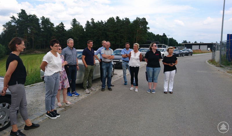 Die Vertreter von Schul- und Wirtschaftsseite bei der Besichtigung der aktuellen Baustelle der ITES GmbH in Geiersthal.