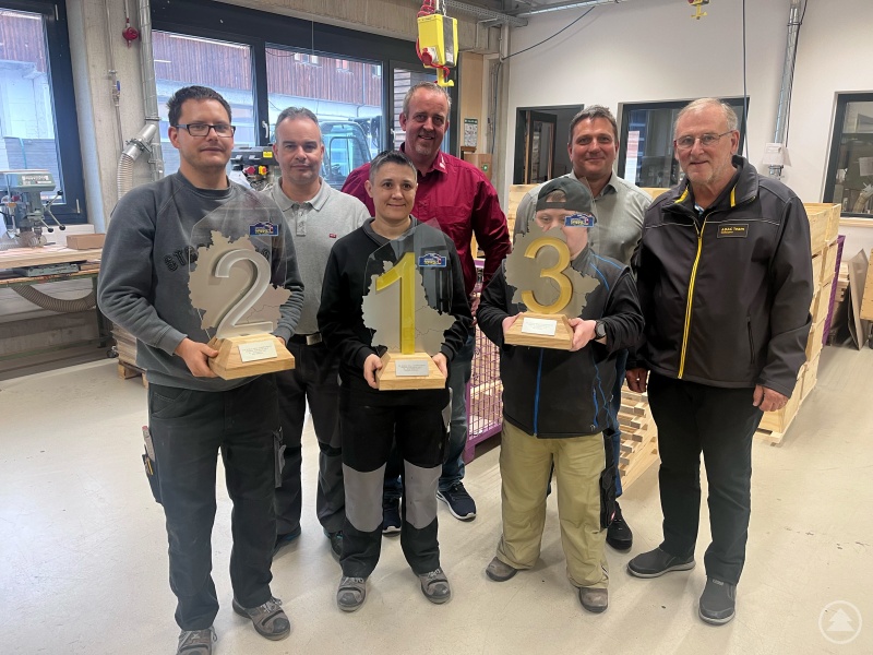 Ihre Pokale sind handgefertigte Unikate und das Ergebnis einer langjährigen Partnerschaft im Zeichen der Inklusion (v.l.): Benjamin Kast, Christian Wittensöllner (Teamleiter Schreinerei), Ramona Schleinkofer, Jochen Hany (Sozialdienstleiter), Alexander Hüttinger, Andreas Manthey (stv. Werkstattleiter) und Fritz Schadeck (Vorstand für Jugend und Sport beim Central European Rally-Gesellschafter ADAC Südbayern e.V.)