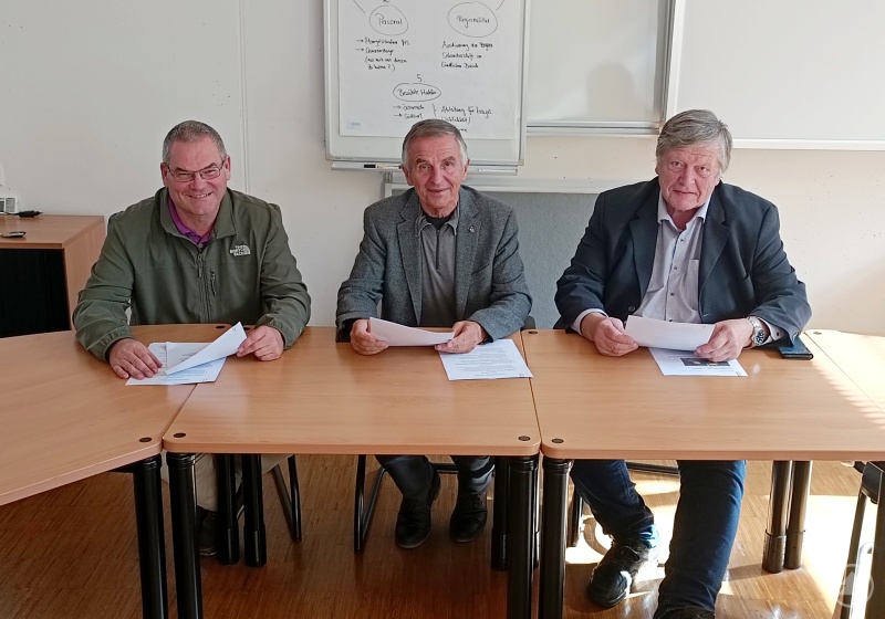 Wollen eine Debatte in Richtung eines geänderten allgemeinbildenden Schultypus als Fundament für angehende Fachkräfte anstoßen: Grund- und Mittelschulrektor Wolfgang Zehetmair (links), Berufsschulverbandsvorsitzender und MdL a.D. Walter Taubeneder (Mitte) und der frühere Schulamtsdirektor und stellvertretende Landrat Klaus Jeggle (rechts).