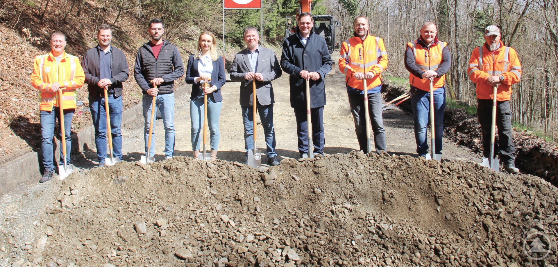 Mit einem symbolischen Spatenstich haben die Arbeiten an der FRG 29 begonnen. Beim Spatenstich waren  mit dabei (von links nach rechts): Harald Pauli (Bauaufsicht Tiefbauamt), Alexander Bauer (Tiefbauamtslei- ter), Michael Gibis (Planung Tiefbauamt), Barbara Schober (Abteilungsleiterin), Stefan Ehrnböck (2. Bürgermeister), Landrat Sebastian Gruber, Tobias Feigl (Geschäftsführer Tiefbau Fa. Streicher), Markus Köppl (Bauleiter Fa. Streicher), und Michael Kopp (Polier Fa. Streicher). 