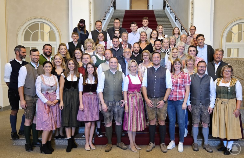 MdL Josef Heisl (4. v. r.) mit seiner Frau Isabel und seinem Landtagskollegen MdL Stefan Meyer (4. v. l.), sowie Bezirksrätin Cornelia Wasner-Sommer und Fürstensteins Bürgermeister Stephan Gawlik sowie die Fahrtteilnehmer der Besuchergruppe im Bayerischen Landtag in München.