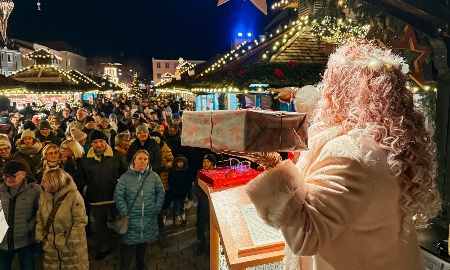 Die ersten Päckchen für den guten Zweck versteigert