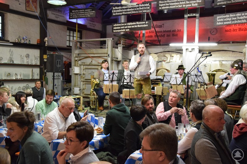 Der TC Bodenmais um Vorstand Valentin Pister (auf der Bühne) lädt wieder zum Starkbierfest, diesmal im Pfarrzentrum..JPG