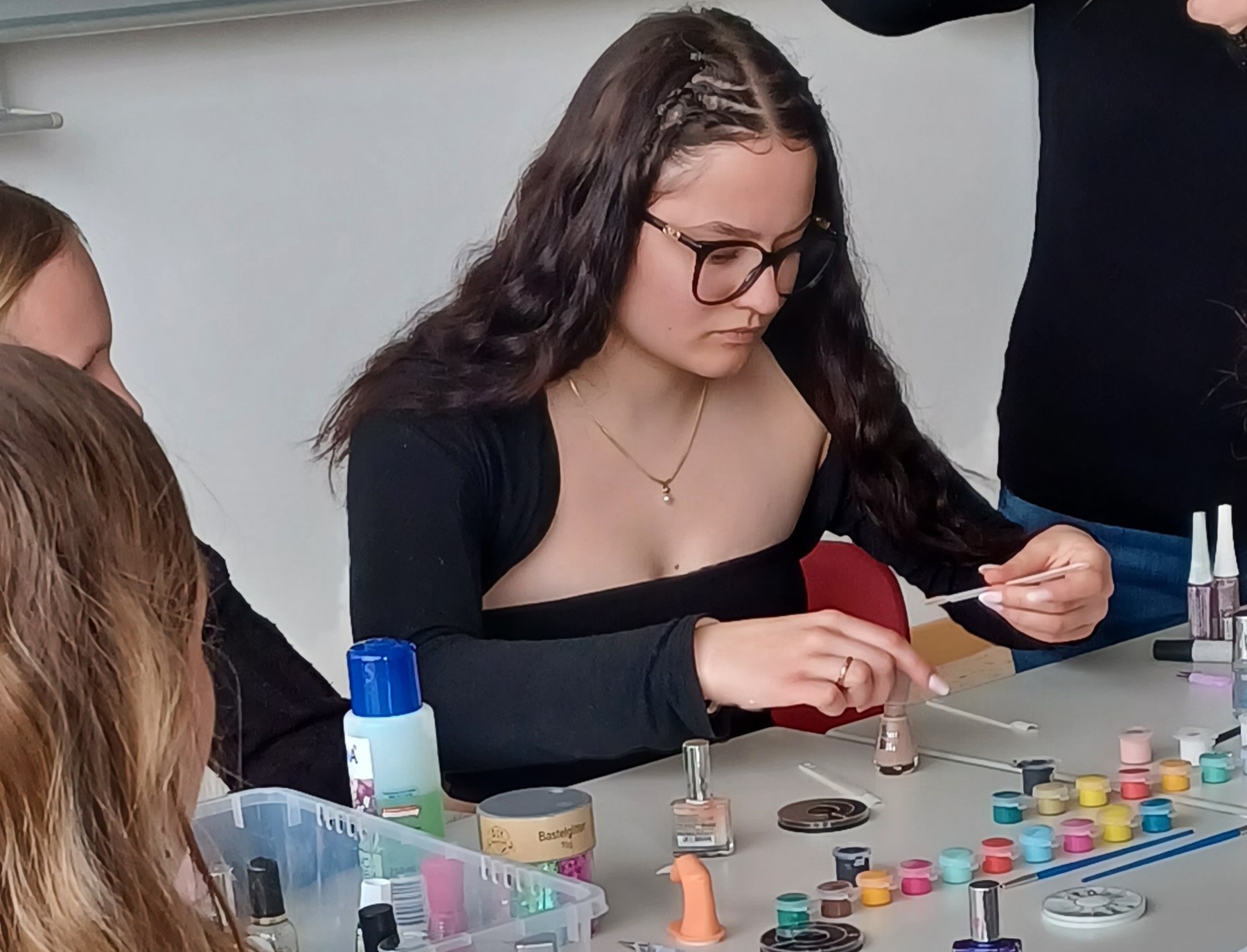 Ein Mädchen übt sich im Nageldesign.