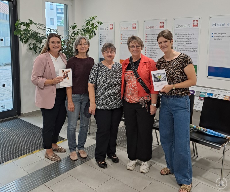 Freude bei der Spendenübergabe: v.l.n.r. Monika Winkler, Inge Fuchs, Sieglinde Ammer, Elisabeth Zitzelsberger und Tanja Ohrhallinger. Fünf Frauen stehen nebeneinander in einem hellen Foyer und lächeln in die Kamera. Zwei von ihnen halten symbolisch Umschläge in der Hand.