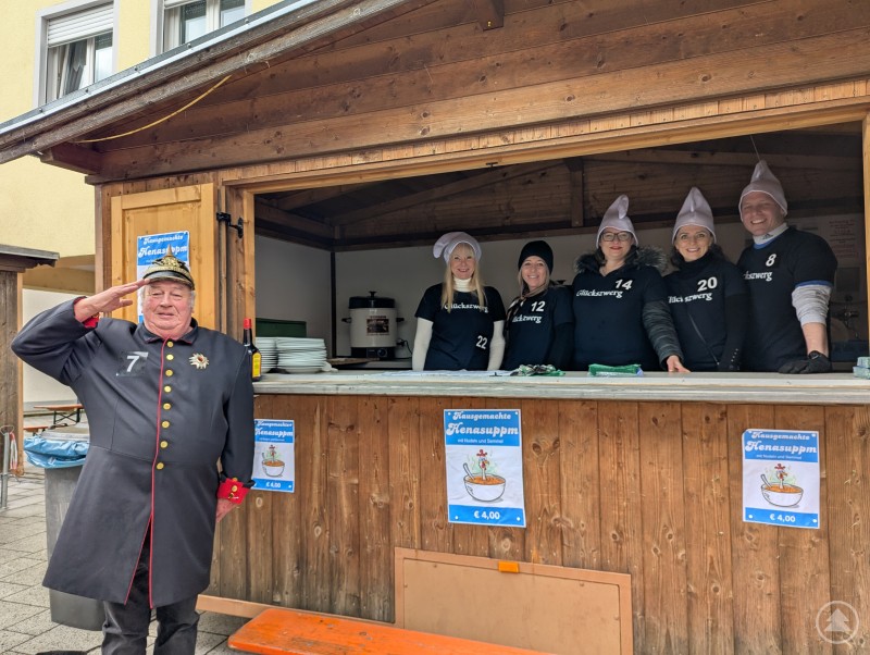 Hausgemachte Henasuppn für's Herz und gegen das Regenwetter: Plattlings Dritter Bürgermeister Max Thoma salutiert den Faschingsfans.