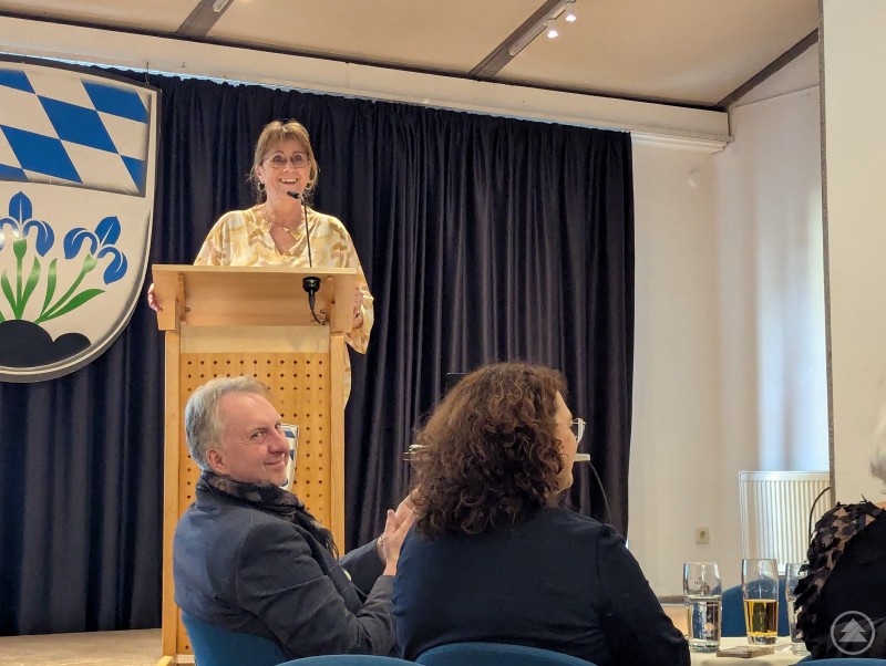 Als Gleichstellungsbeauftragte der Stadt Plattling teilte Heidi Koschollek kostbare Impulse für einen sicheren Alltag auf Augenhöhe. Heidi Koschollek bei ihrem Vortrag zum Thema Gleichstellung am Weltfrauentag