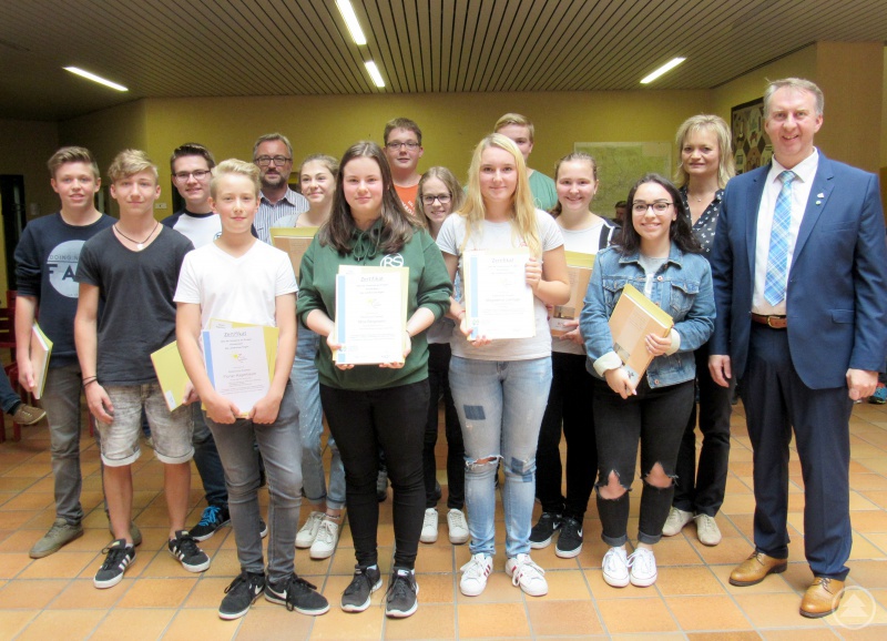 Die Teilnehmer des SchülerAktiv-Projektes mit Helmut Plenk, dem weiteren Stellvertreter des Landrats, Doris Werner (Bürgerbüro) und Konrektor Christian Sagmeister.