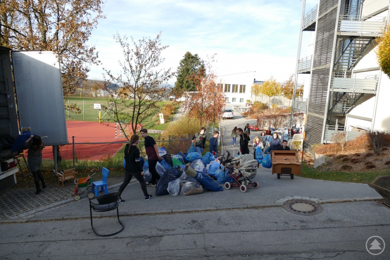 Viele fleißige Hände waren dabei, als die Aktiven der Freyunger KSJ beim diesjährigen Verladen der Sachspenden der Herbstsolidaritätsaktion für Bulgarien beim Beladen des LKW halfen.