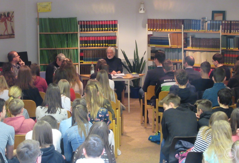 Karl-Heinz Reimeier beim Vorlesen seiner spannenden Weihrazgeschichten in der Kreisbibliothek.