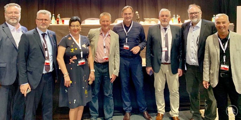 Gruppenfoto mit dem Leipziger Oberbürgermeister Burkhard Jung (4. von rechts), dem neuen Präsidenten des Deutschen Städtetags: Oberbürgermeister Gerhard Jauernig (Günzburg), Oberbürgermeister Jürgen Dupper (Passau), Oberbürgermeister Norbert Tessmer (Coburg), Oberbürgermeister Dr. Thomas Jung (Fürth), Stadträtin Birgit Fruth (Amberg), Erster Bürgermeister Michael Göth (Sulzbach-Rosenberg) und Erster Bürgermeister Dr. Alexander Greulich (Ismaning).
