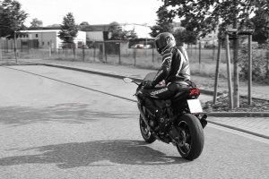 Motorradüberschlag im Straßengraben