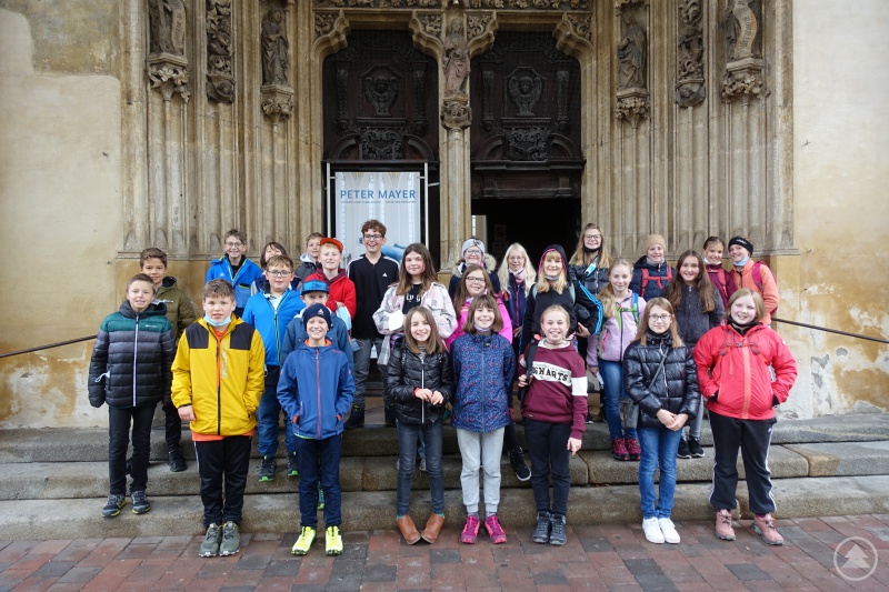 Fünftklässler vor der Heilig-Geist Kirche
