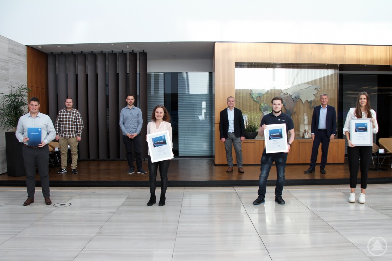 Ausgezeichneter Abschluss: Stefan Pilger (vorne links) hat seine Ausbildung zum Industriemechaniker bei ZF als Landesbester abgeschlossen. Auch Eva Boxleitner, Patrick Lorenz und Julia Dichtl legten hervorragende Abschlussprüfungen ab. Dazu gratulierten (hinten v.l.) JAV-Vertreter Tobias Kasberger, Betriebsrat Markus Hormel, Ausbildungsleiter Roland Biebl sowie Standort- und Divisionsleiter Andreas Moser.