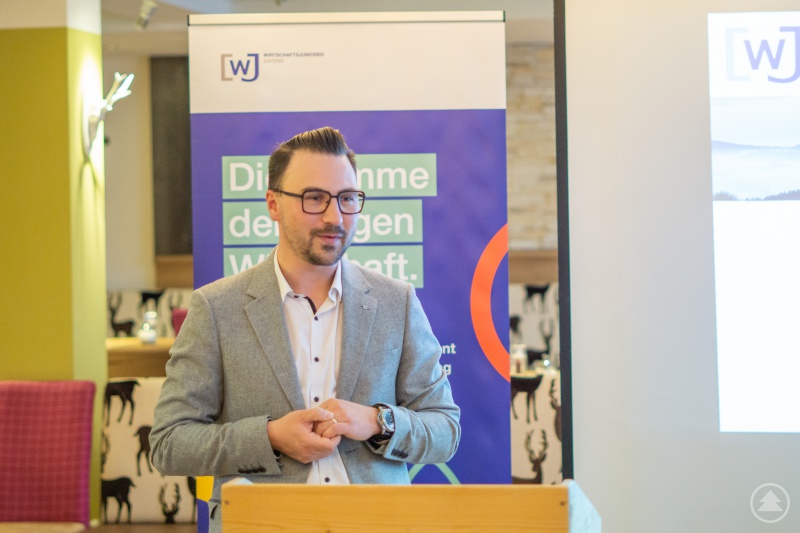 Fabian Schremmer begrüßt Mitglieder, Freunde, Förderer und Gäste der Wirtschaftsjunioren Freyung-Grafenau.